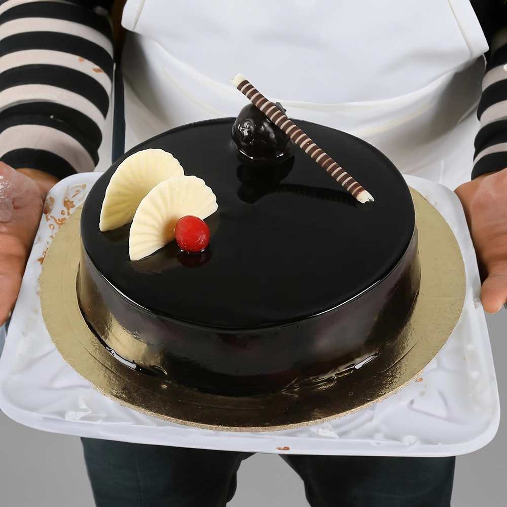 A 1 kg of chocolate cream cake