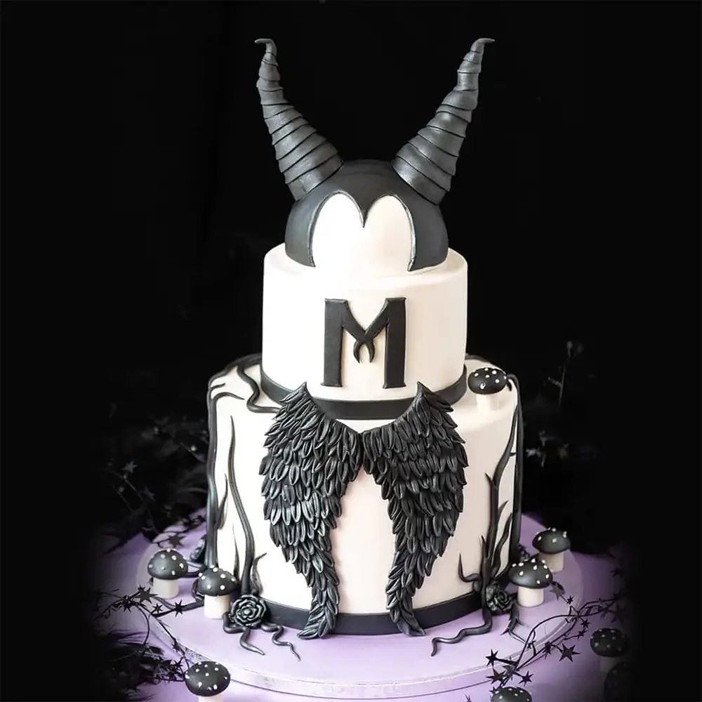 A maleficent cake weighing 5 kg and filled with chocolate ganache